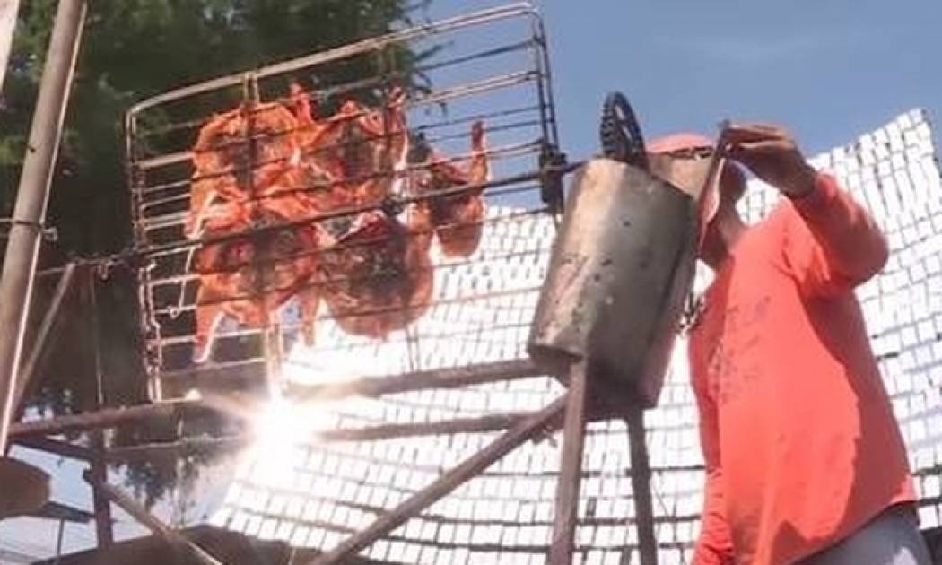 Ταϊλανδός ψήνει κοτόπουλο με το φως του ήλιου (Vid)
