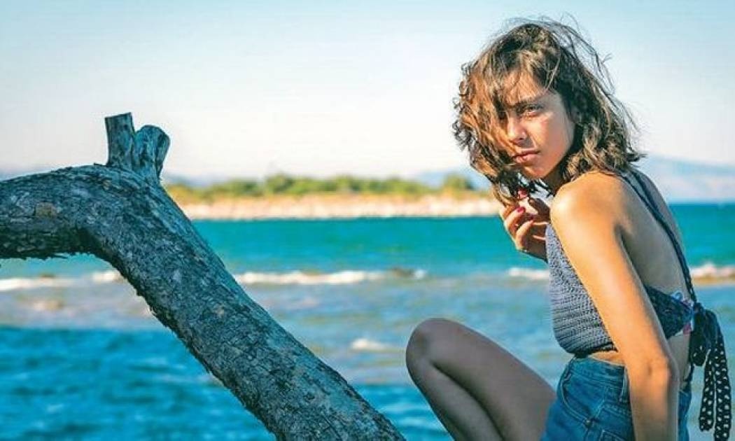 Η Τζωρτζίνα Λιώση ποζάρει στο φακό του Σπύρου Χατζηαγγελάκη