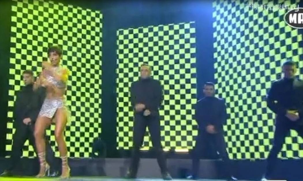 MAD VMA: Η σούπερ σέξι εμφάνιση της Φουρέιρα με ανδρικό μαλλί