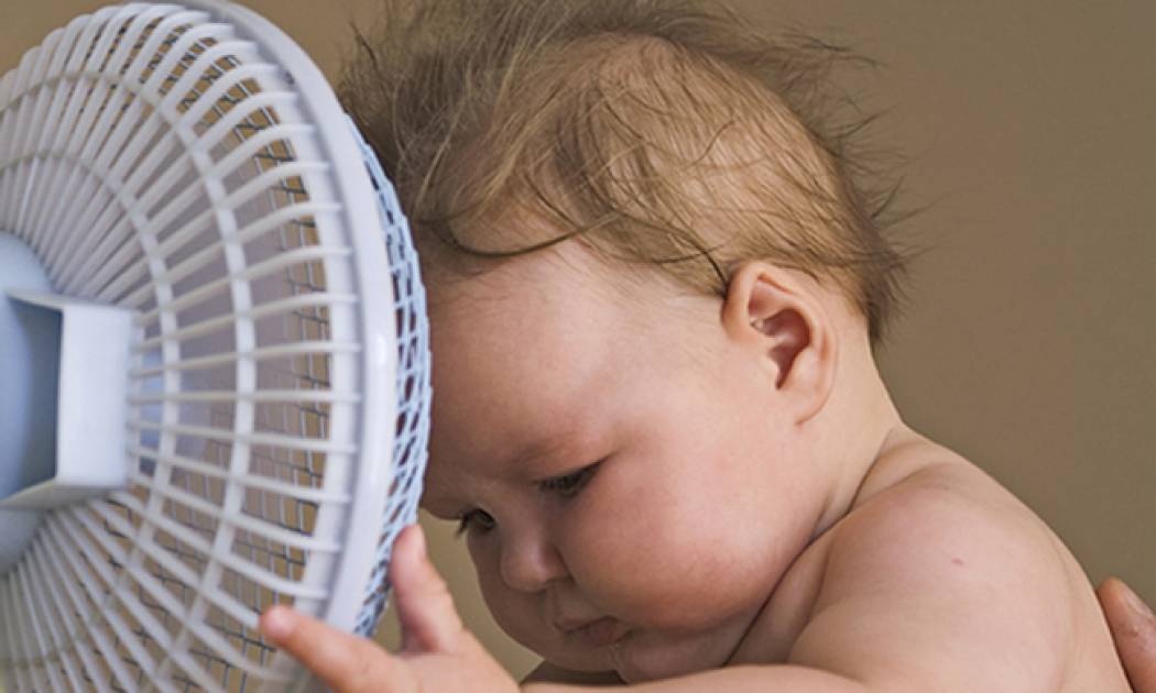 Καύσωνας και κλιματιστικό: Τι πρέπει να γνωρίζετε αν έχετε μωρό στο σπίτι