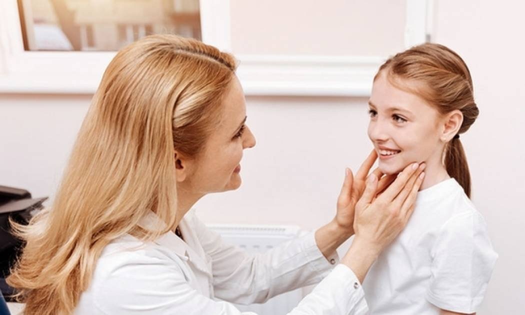 Πρησμένοι αδένες στο λαιμό του παιδιού: Με ποιες παθήσεις συνδέονται