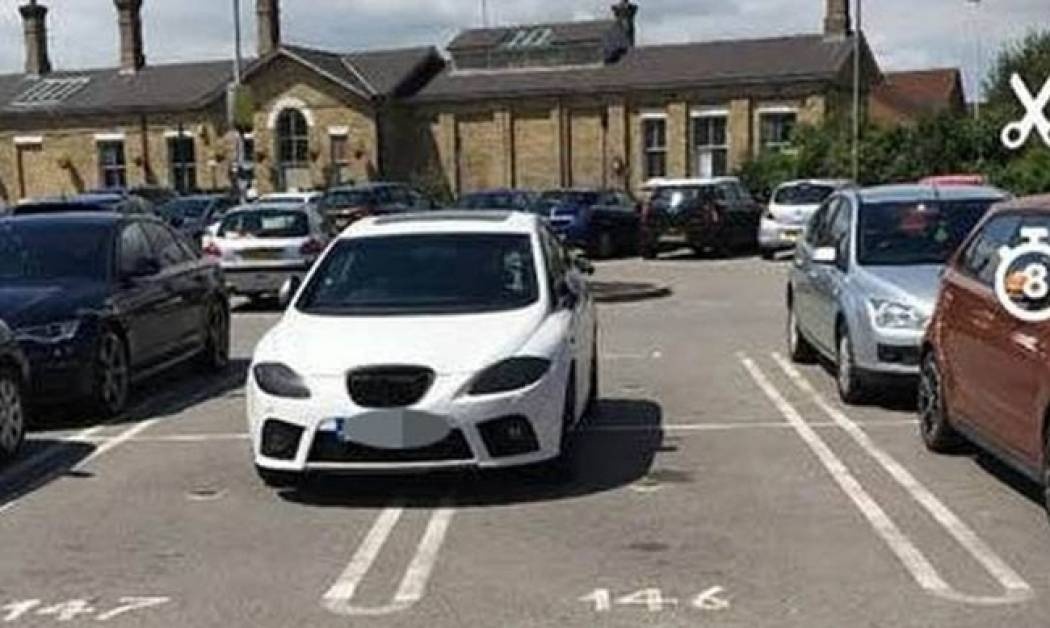 Έπιασε 4 θέσεις πάρκινγκ: Αυτός είναι ο πιο εγωιστής οδηγός της Μεγάλης Βρετανίας (Pic)
