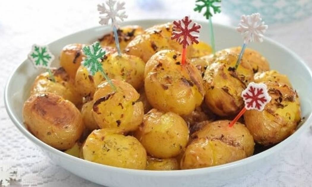 Τραγανές πατάτες baby στο φούρνο με δενδρολίβανο και σκόρδο