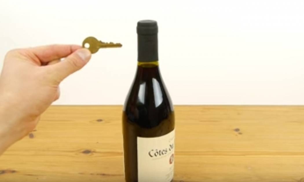 Πώς μπορούμε να ανοίξουμε ένα μπουκάλι κρασί με ένα κλειδί