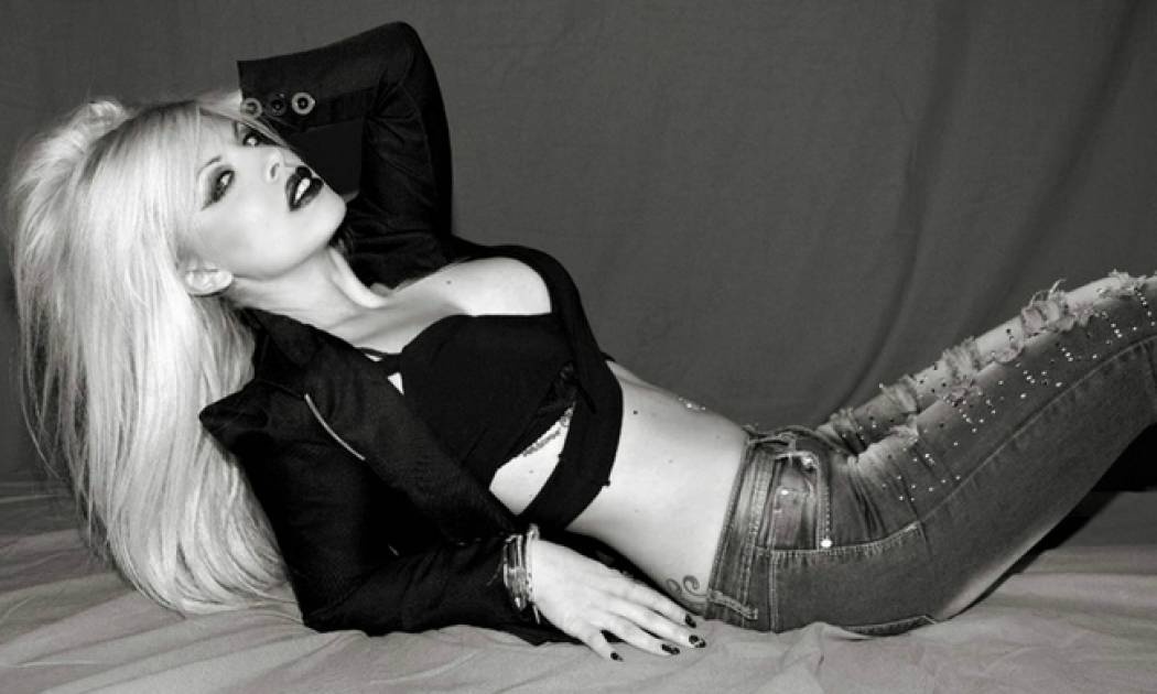 Η γλυκιά Σαλονικιά που βάζει φωτιά στα decks