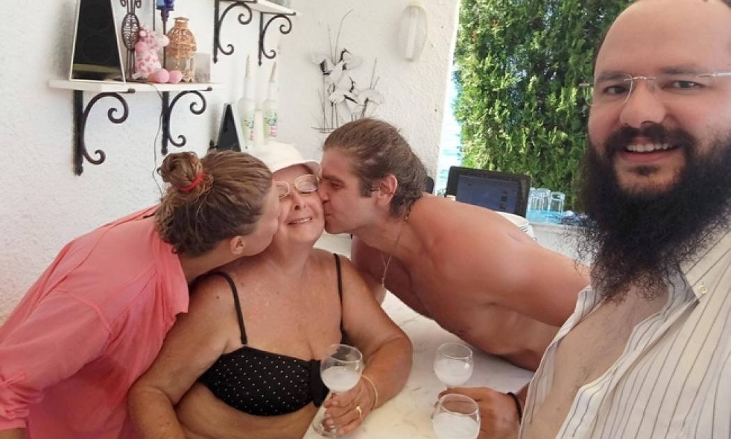 Βέφα Αλεξιάδου: Το «τρυφερό» φιλί από τα ανίψια της: «Μου δίνετε τόση χαρά αγαπημένα μου παιδιά»