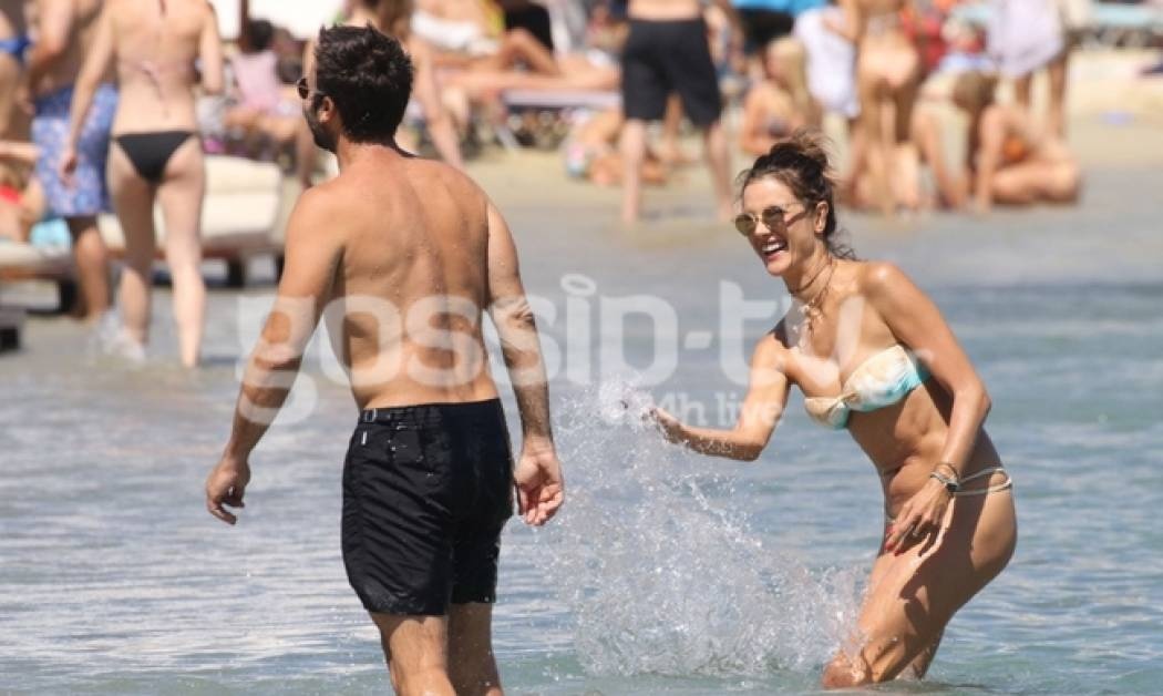 Παιχνίδια με τον άντρα της στην παραλία