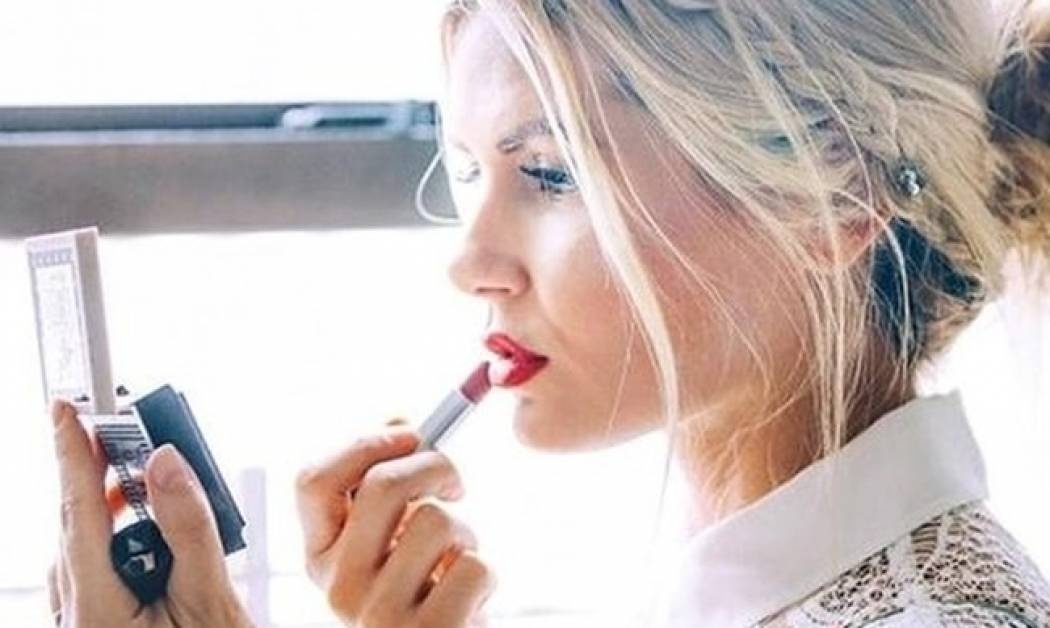 Το κραγιόν σου έλιωσε ή έσπασε από τη ζέστη; Έχουμε τις 2 λύσεις SOS για να μην το πετάξεις!