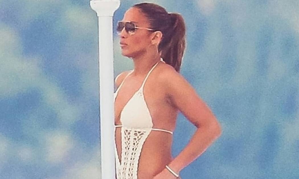 Αυτό το monokini της Jennifer Lopez ίσως είναι ό,τι πιο sexy έχει βάλει ποτέ