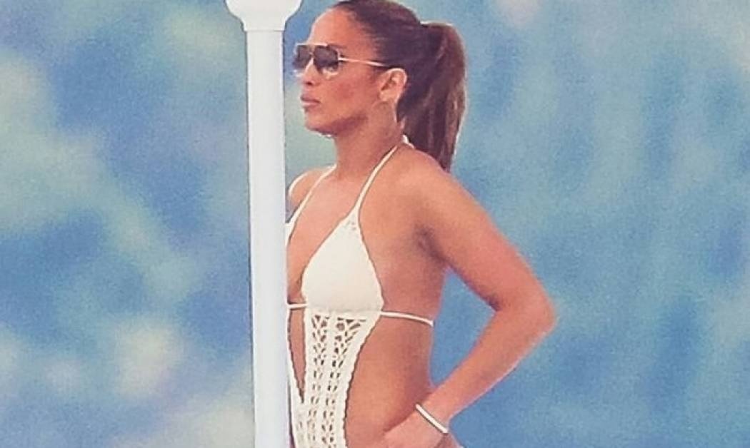 Αυτό το monokini της Jennifer Lopez ίσως είναι ό,τι πιο sexy έχει βάλει ποτέ