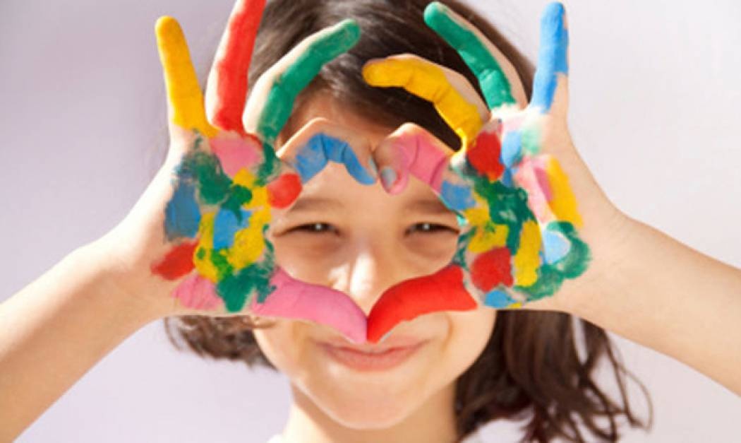 Έχετε αναρωτηθεί τι σημαίνουν τα χρώματα που επιλέγουν τα παιδιά όταν ζωγραφίζουν;