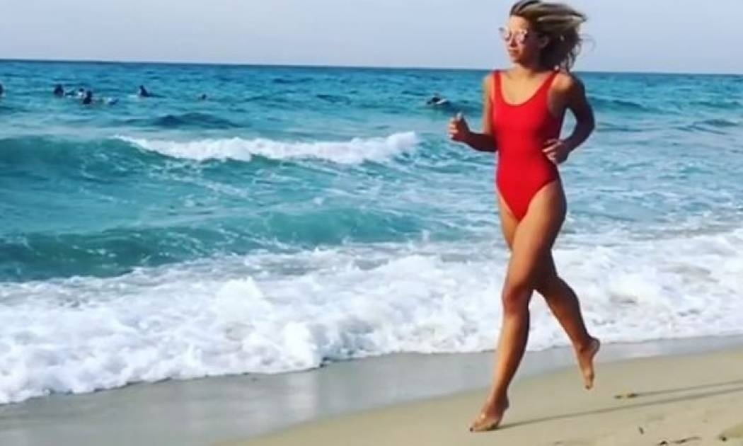 Η «Pamela Anderson» στην Ικαρία!