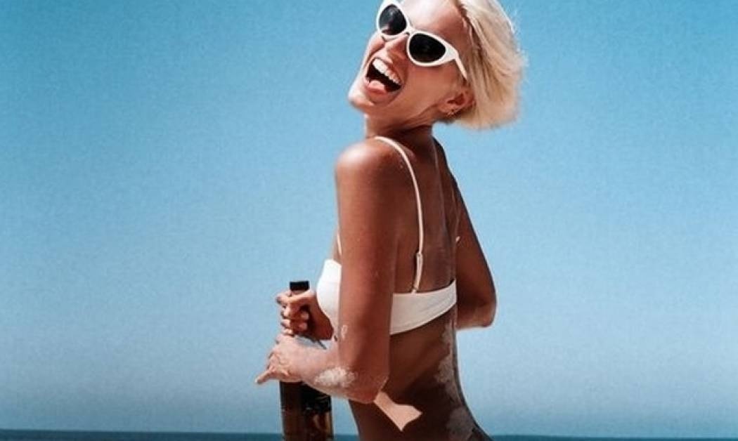 Έπεσε αντηλιακό λάδι πάνω στο μαγιό σου; Δες πώς θα φυγεί ο λεκές ΑΜΕΣΩΣ