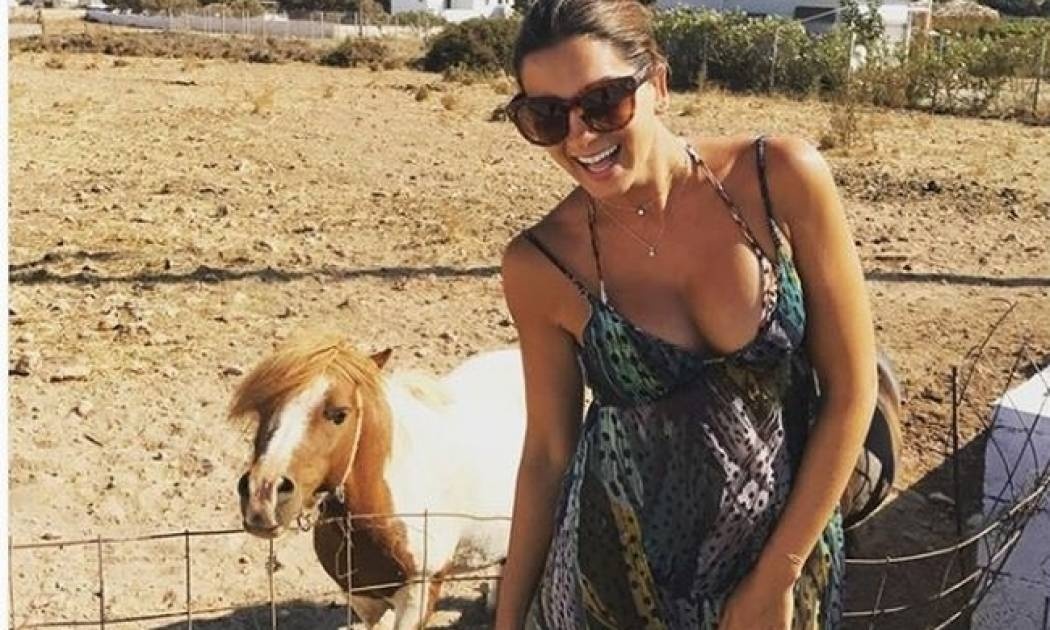 Έπαθε πλάκα η Τσιμτσιλή με την ταμπέλα: «προσοχή το πόνυ δαγκώνει»