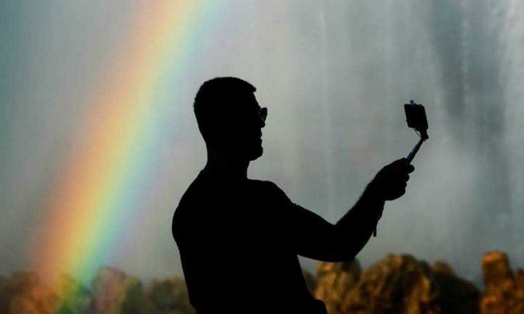 Πώς θα βγάλετε την τέλεια selfie με ένα... κλικ