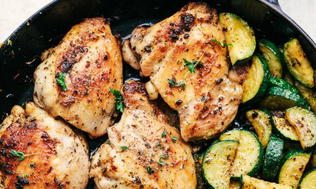 Συνταγή για νόστιμο κοτόπουλο με κολοκυθάκια και μυρωδικά