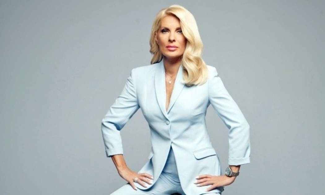 Αλήθεια τώρα; Η Μενεγάκη στην παραλία με κραγιόν; Δείτε την (Nassos blog)