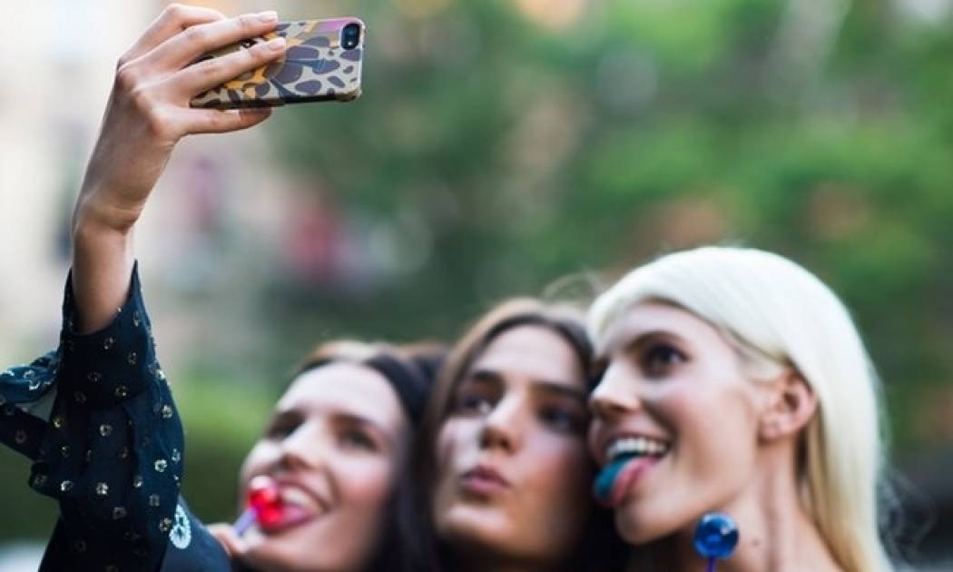 Κλικ! Τρεις τρόποι να βγαίνεις πάντα κούκλα στις φωτογραφίες