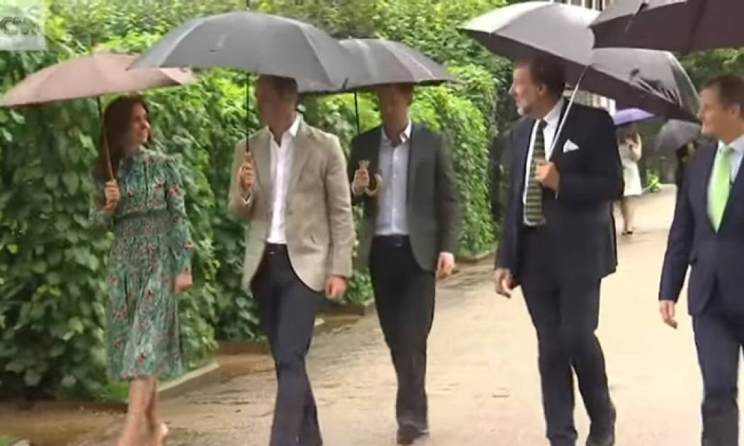 Ουίλιαμ και Χάρι τιμούν τη μητέρα τους στον κήπο που αγάπησε