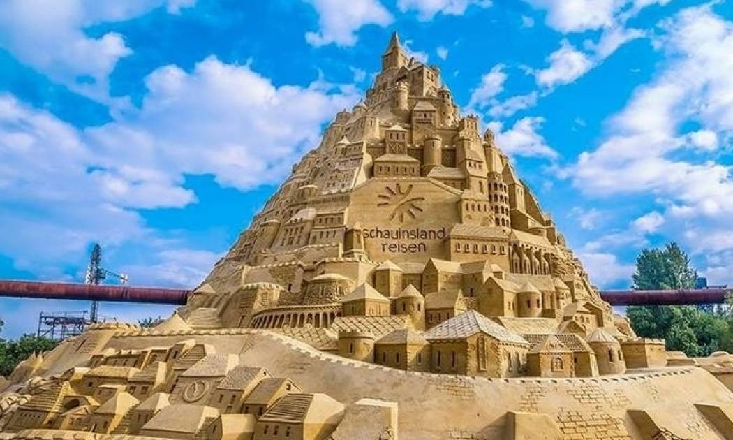 Ένα εντυπωσιακό κάστρο από άμμο με ύψος 16 μέτρα (pics)