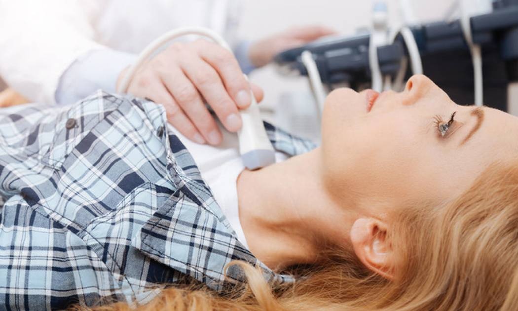 Υπερθυρεοειδισμός: Τι τον προκαλεί και με ποια συμπτώματα εκδηλώνεται