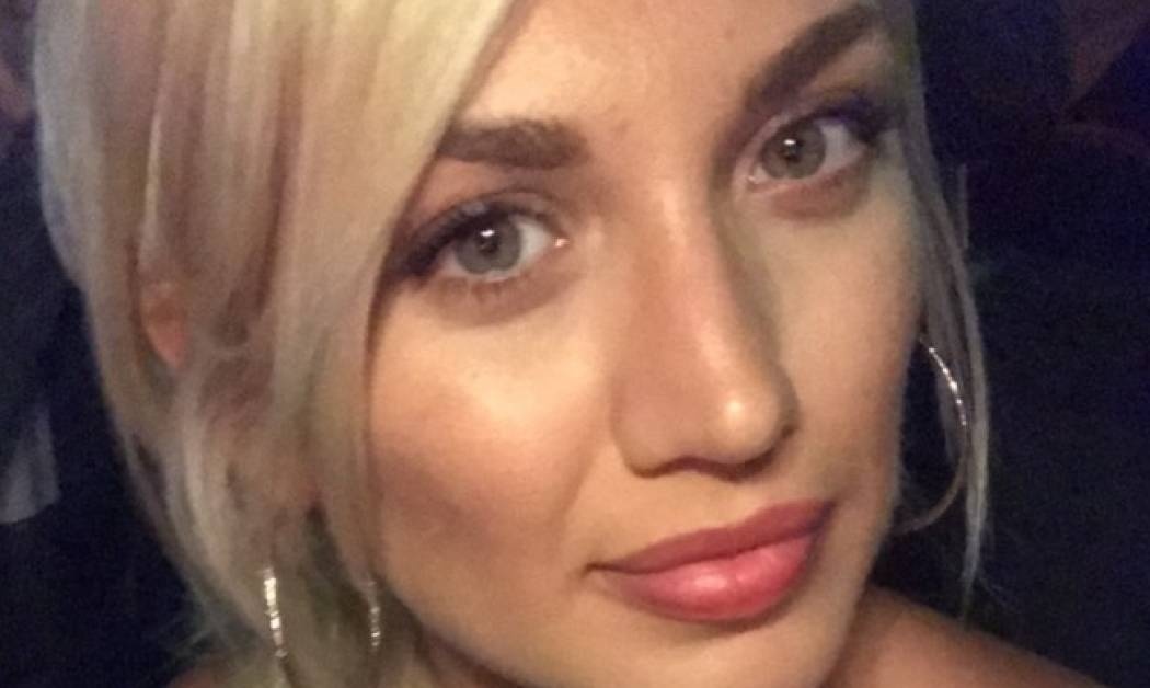 Κωνσταντίνα Σπυροπούλου: Καφεδάκι με την αδελφή της σε παραλιακό μαγαζί της Ρόδου