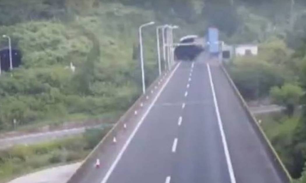 Και όμως ο οδηγός επέζησε: Φορτηγό προσκρούει σε τούνελ (Vid)