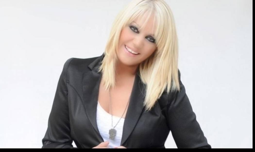 H Ρούλα Κορομηλά στο κρεβάτι φορώντας μόνο την πετσέτα της (φωτό)