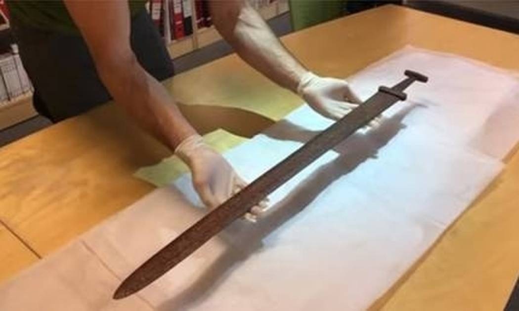 Νορβηγός κυνηγός βρήκε σπάνιο σπαθί των Βίκινγκς (Vid)