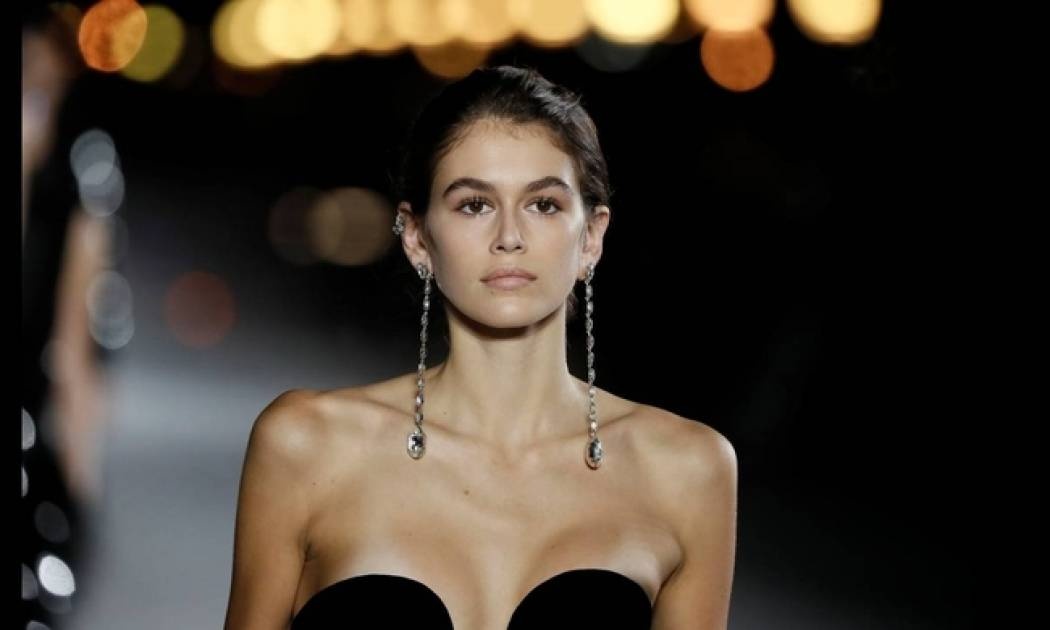 Saint Laurent: Υπερπαραγωγή μόδας κάτω από τον Άιφελ