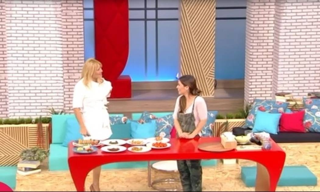 Η Σκορδά έπαθε πλάκα με την καλεσμένη της: «Είμαι η εκφωνήτρια του Mega! Εγώ έγραφα τα trailer…»