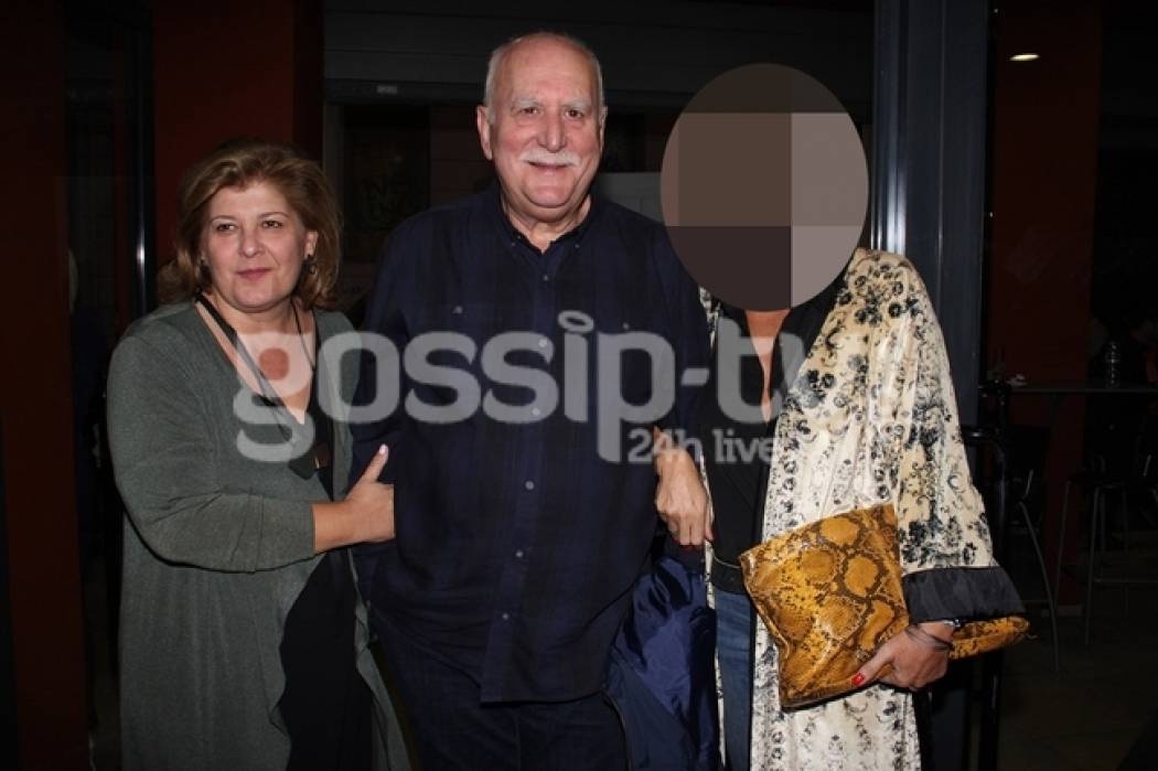 Γιώργος Παπαδάκης: Στο θέατρο αγκαζέ με τη σύζυγό του από τη μια και από την άλλη με την…