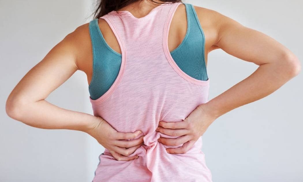 Πόνοι στη μέση λόγω περιόδου: Πώς θα ανακουφιστείτε