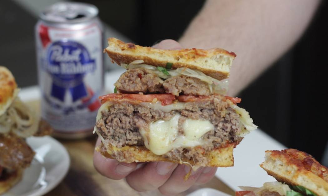 To πίτσα-μπέργκερ με γεμιστό τυρί απάντησε στις προσευχές μας