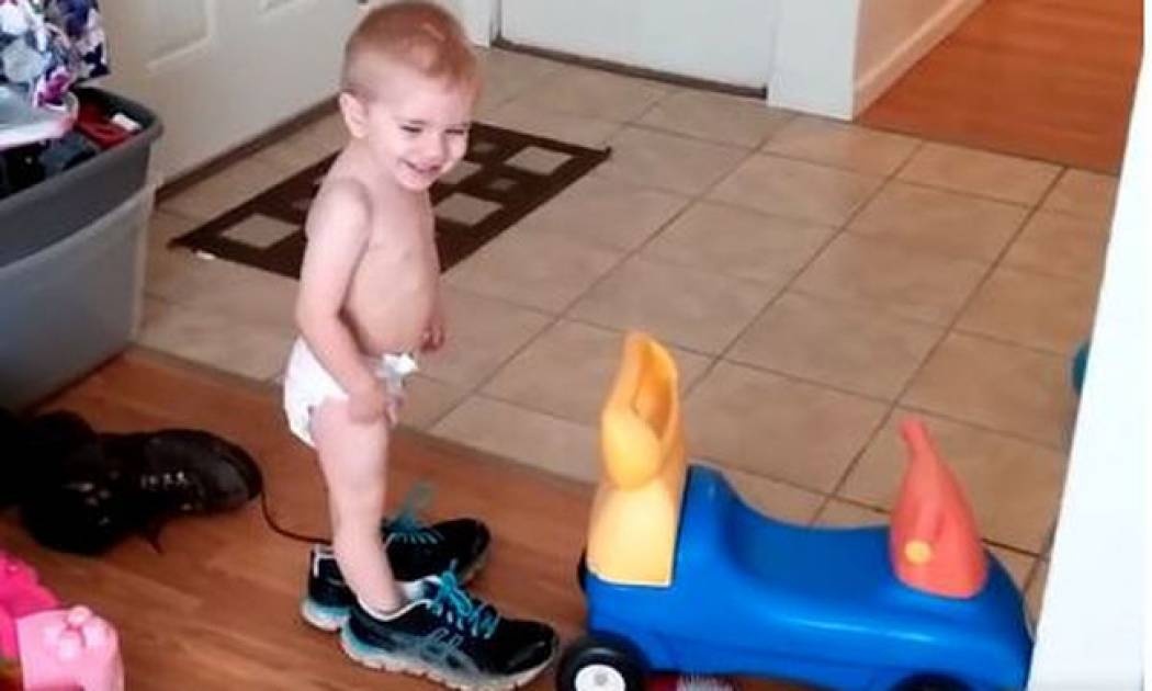 Όταν τα παιδιά δοκιμάζουν τα παπούτσια των γονιών τους, συμβαίνουν διάφορα ευτράπελα (vid)