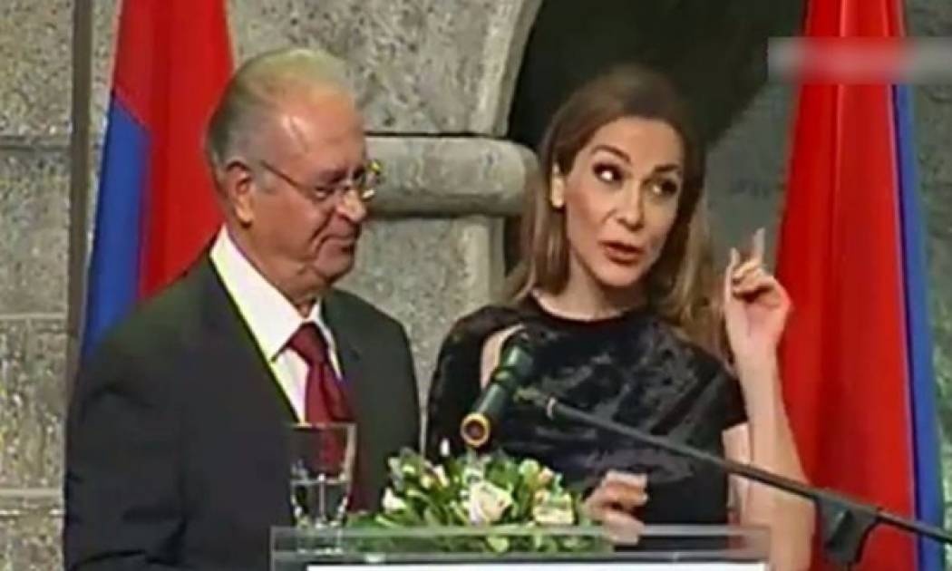 Ο παρουσιαστής των Κορφιάτικων Βραβείων ζητά συγγνώμη από την Βανδή που την αποκάλεσε Βίσση