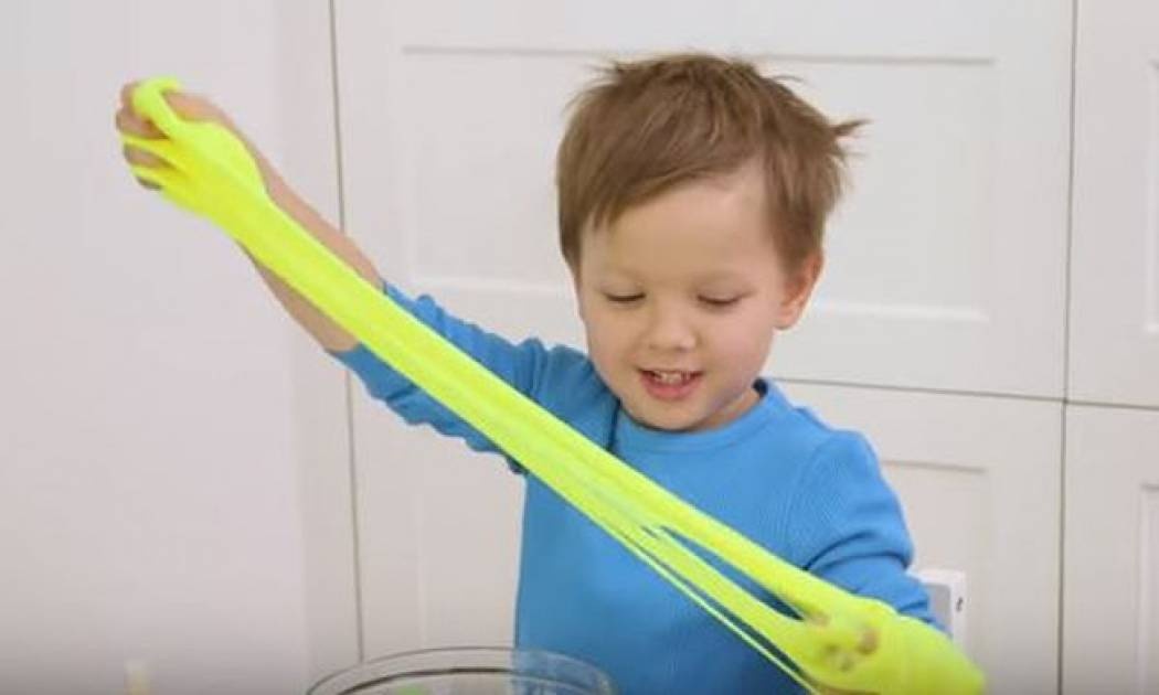 Φτιάξτε εύκολα γλίτσα για τα παιδιά σας, χρησιμοποιώντας υγρό φακών επαφής