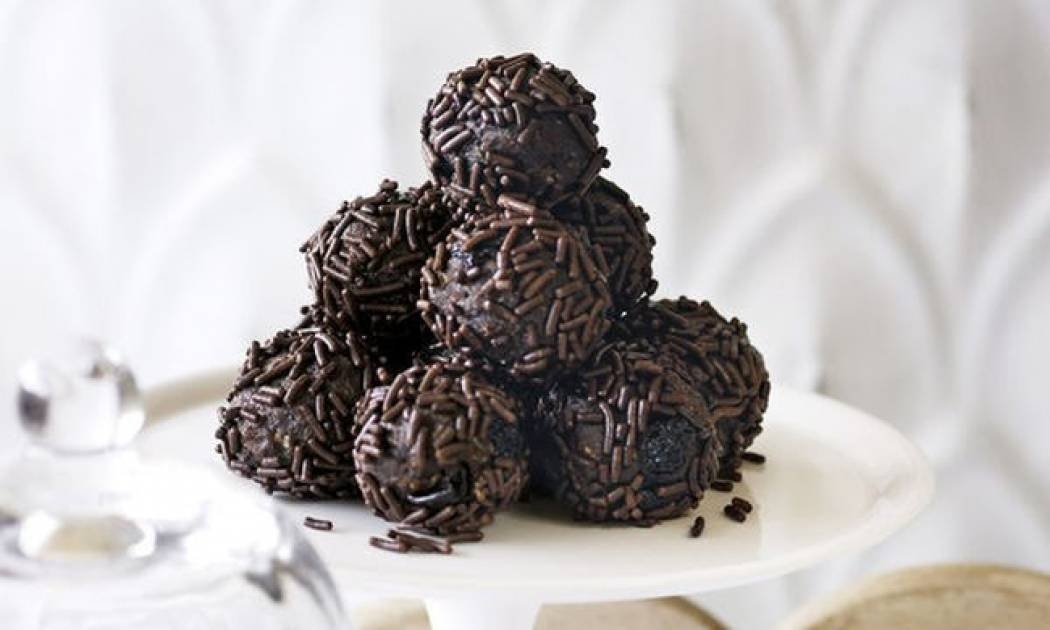 Πανεύκολα τρουφάκια με ρούμι. Το απόλυτο χριστουγεννιάτικο κέρασμα