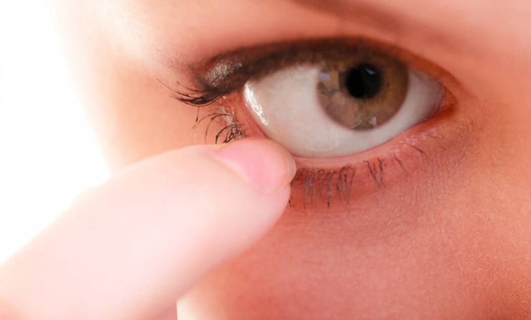 Πετάρισμα ματιού: «Αθώες» συνήθειες και παθήσεις που το προκαλούν