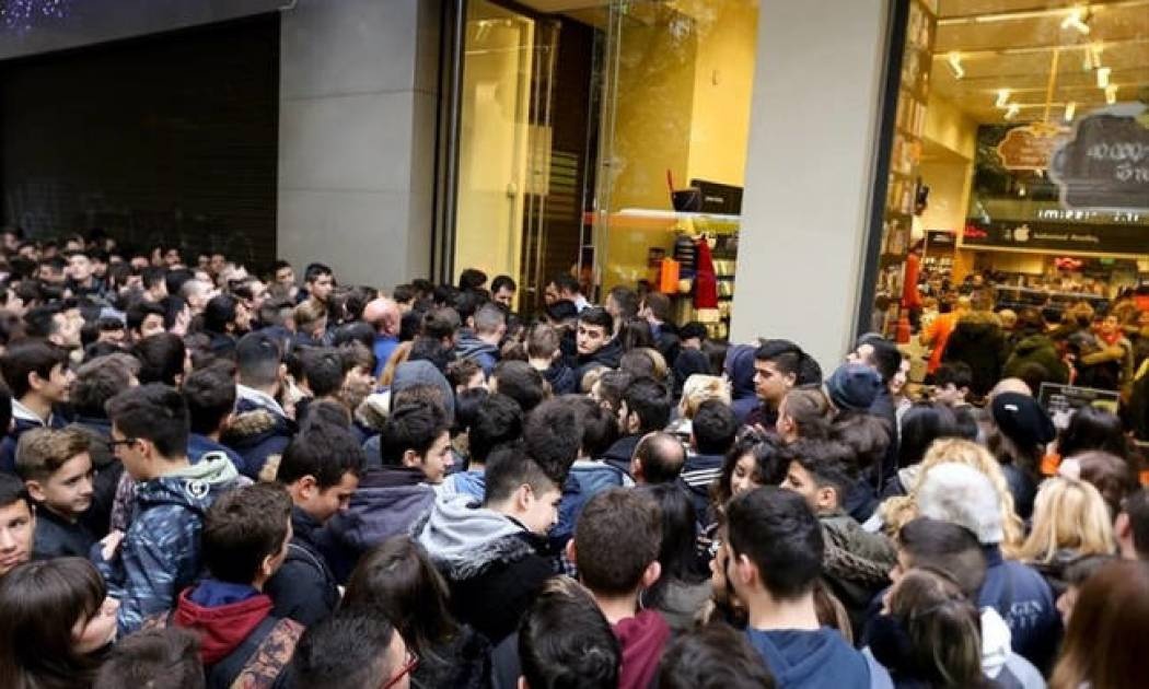 Black Friday: Ουρές από τα ξημερώματα στα καταστήματα