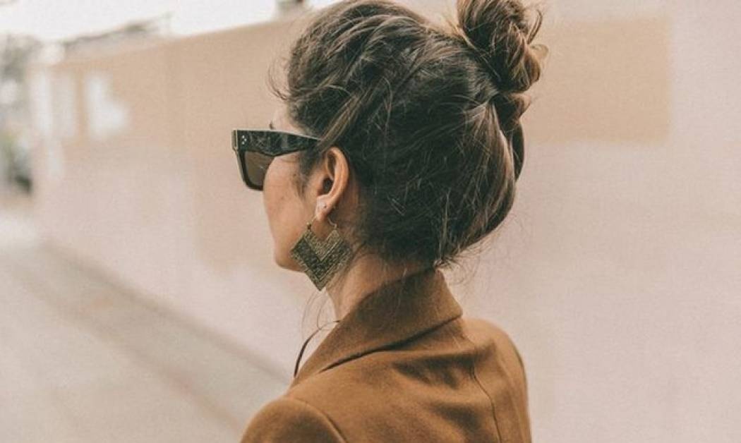 4+1 χτενίσματα που καμουφλάρουν τέλεια τα λιπαρά μαλλιά