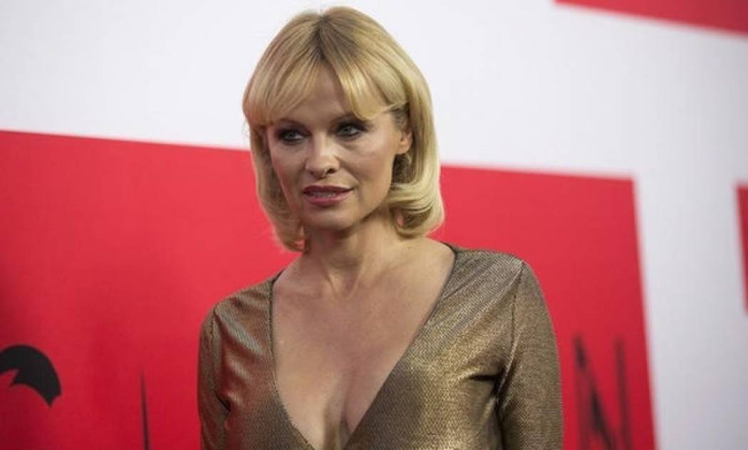 Η Pamela Anderson στα 50 της απολαμβάνει τους γιους της και τη ζωή