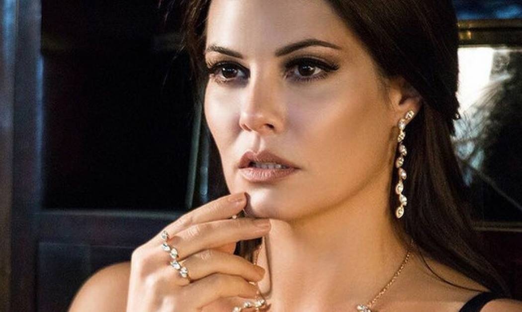 Η Μαρία Κορινθίου μας δείχνει το σέξι μπούστο της