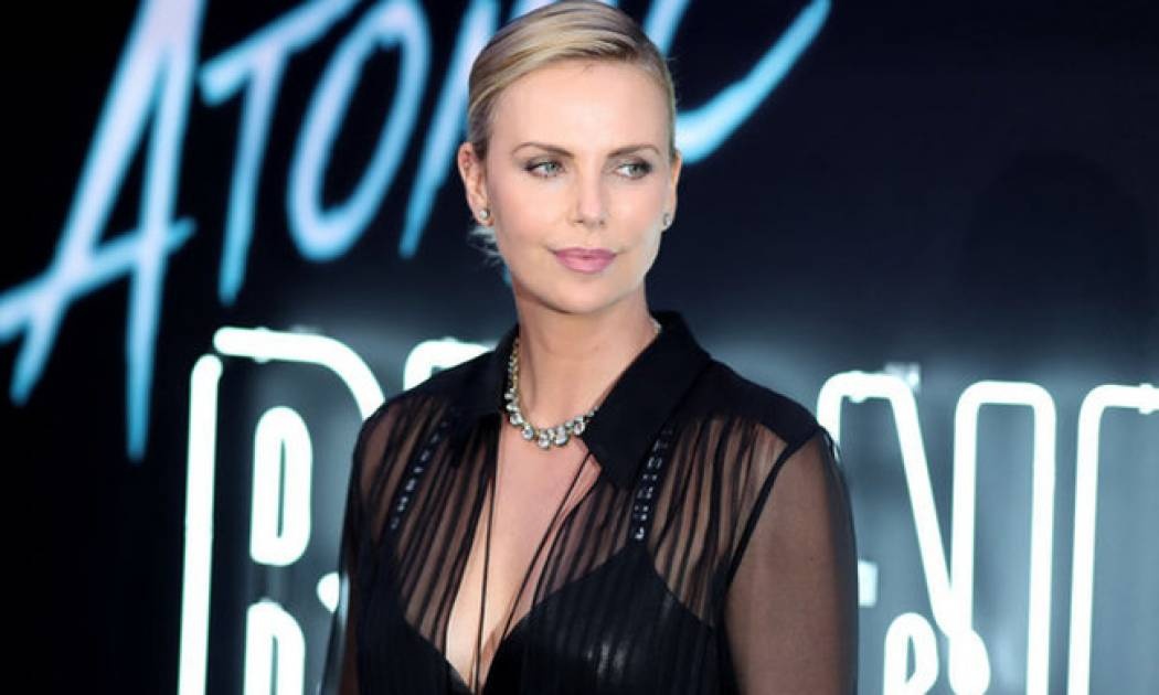 Atomic Blonde: Πέντε χρώματα που κολακεύουν τις ξανθιές