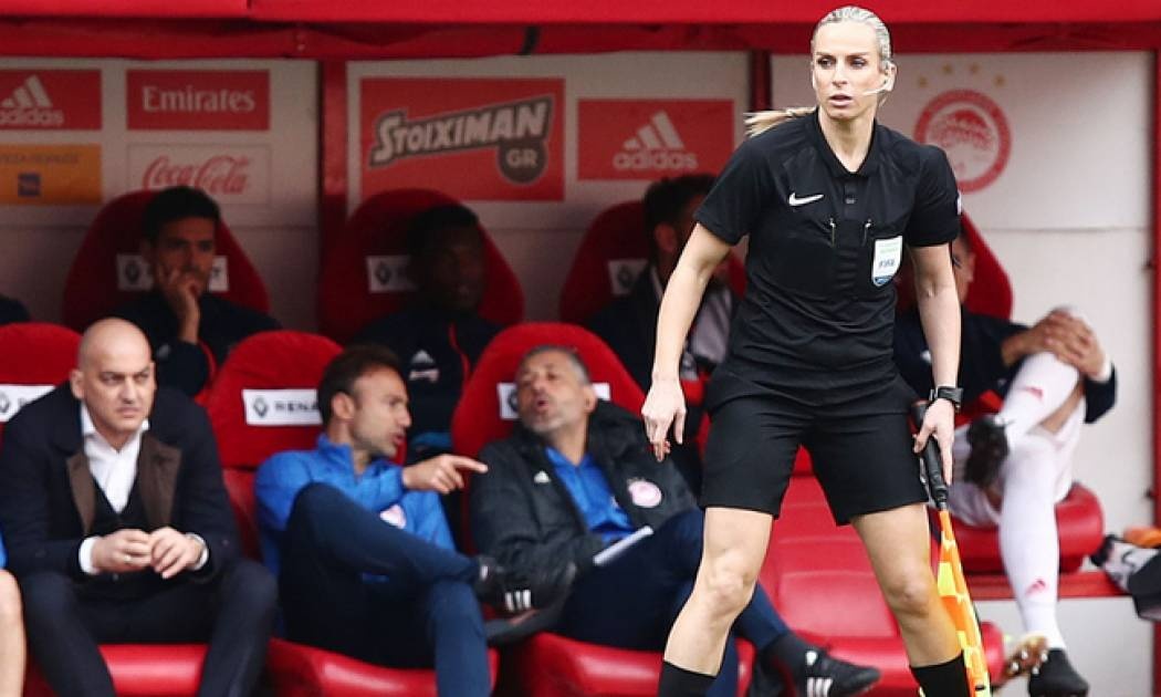 Η Κουρομπύλια «ζέστανε» το Καραϊσκάκη με το σημαιάκι της