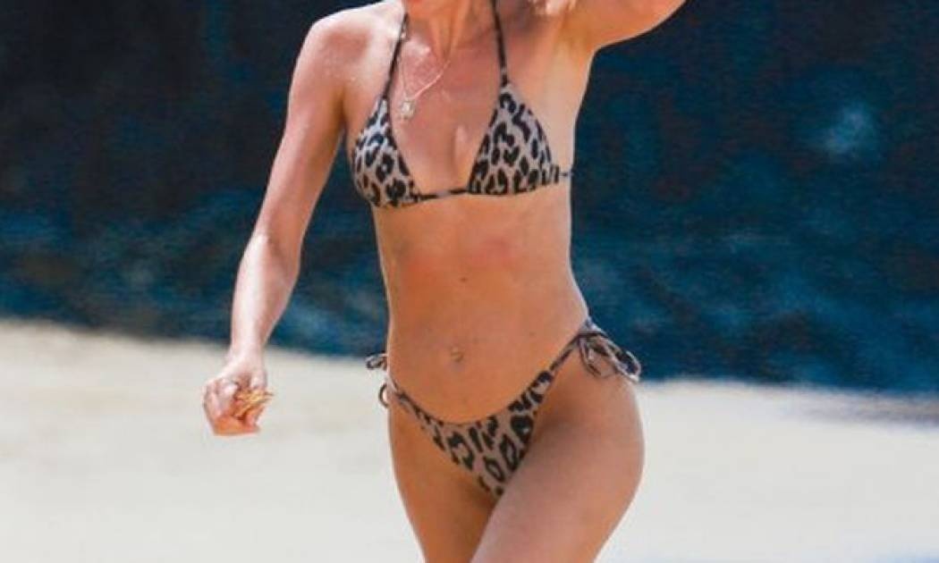 Ποζάρει με μπικίνι μετά τα νέα της δεύτερης εγκυμοσύνης της