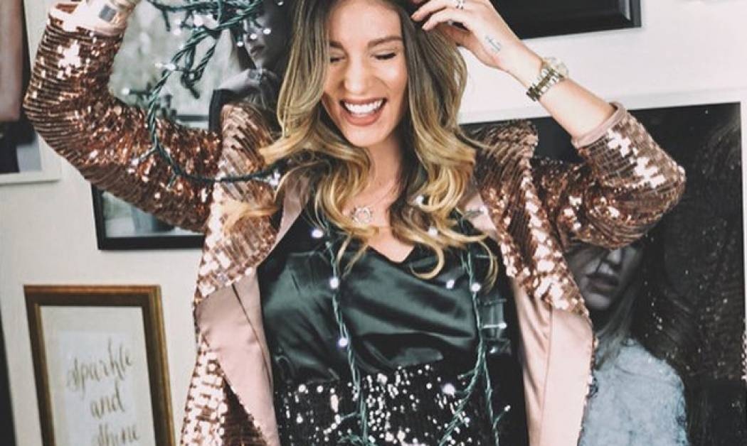 Πρώτη φορά βλέπουμε την Αθηνά Οικονομάκου με τόσο εφαρμοστό φόρεμα! Δες πόσο έχει φουσκώσει