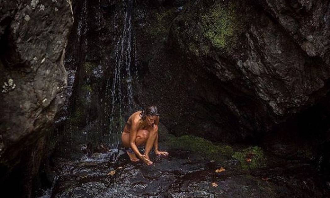 Πασίγνωστη Ελληνίδα αποχαιρέτησε το 2017 με μια ολόγυμνη φωτογραφία της