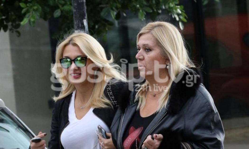 Μαμά και κόρη με ίδιο στιλ στη Γλυφάδα