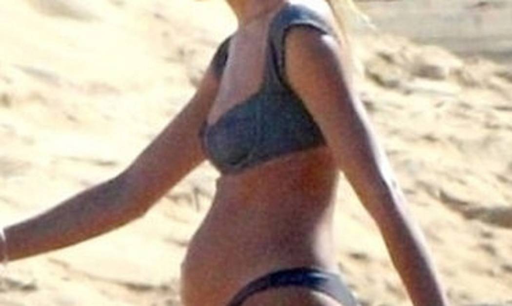 Δεν μπορεί! Ούτε ένα μήνα μετά την ανακοίνωση της εγκυμοσύνης και η κοιλίτσα της έχει φουσκώσει πολύ